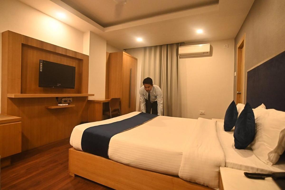 Hotel Prag Continental Guwahati Exteriör bild