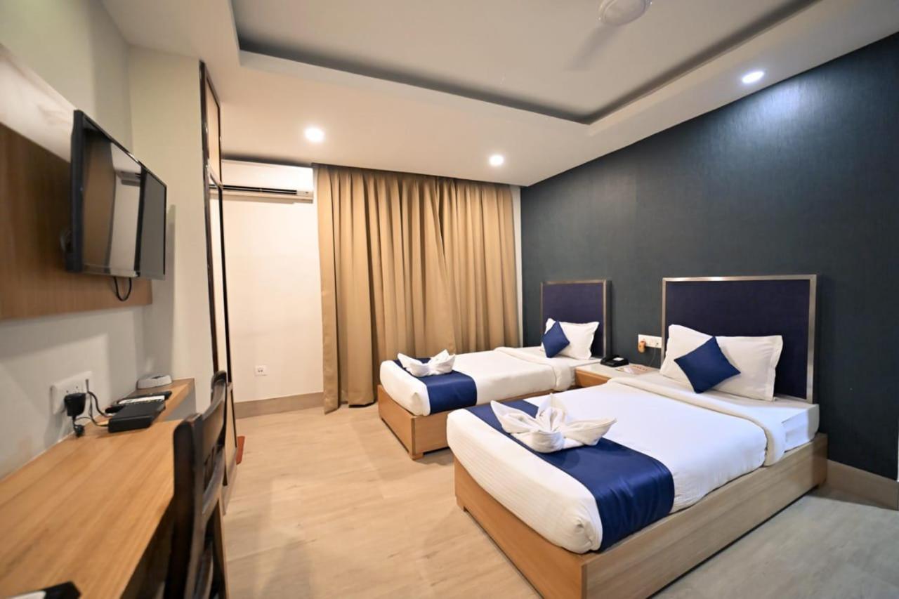 Hotel Prag Continental Guwahati Exteriör bild