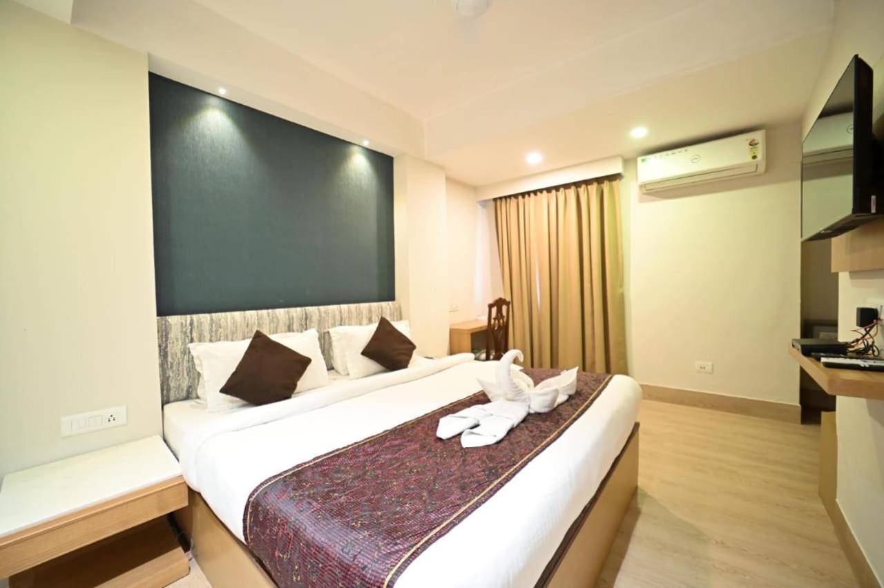 Hotel Prag Continental Guwahati Exteriör bild