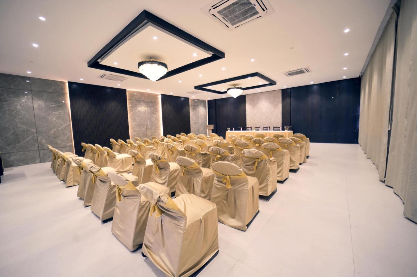 Hotel Prag Continental Guwahati Exteriör bild