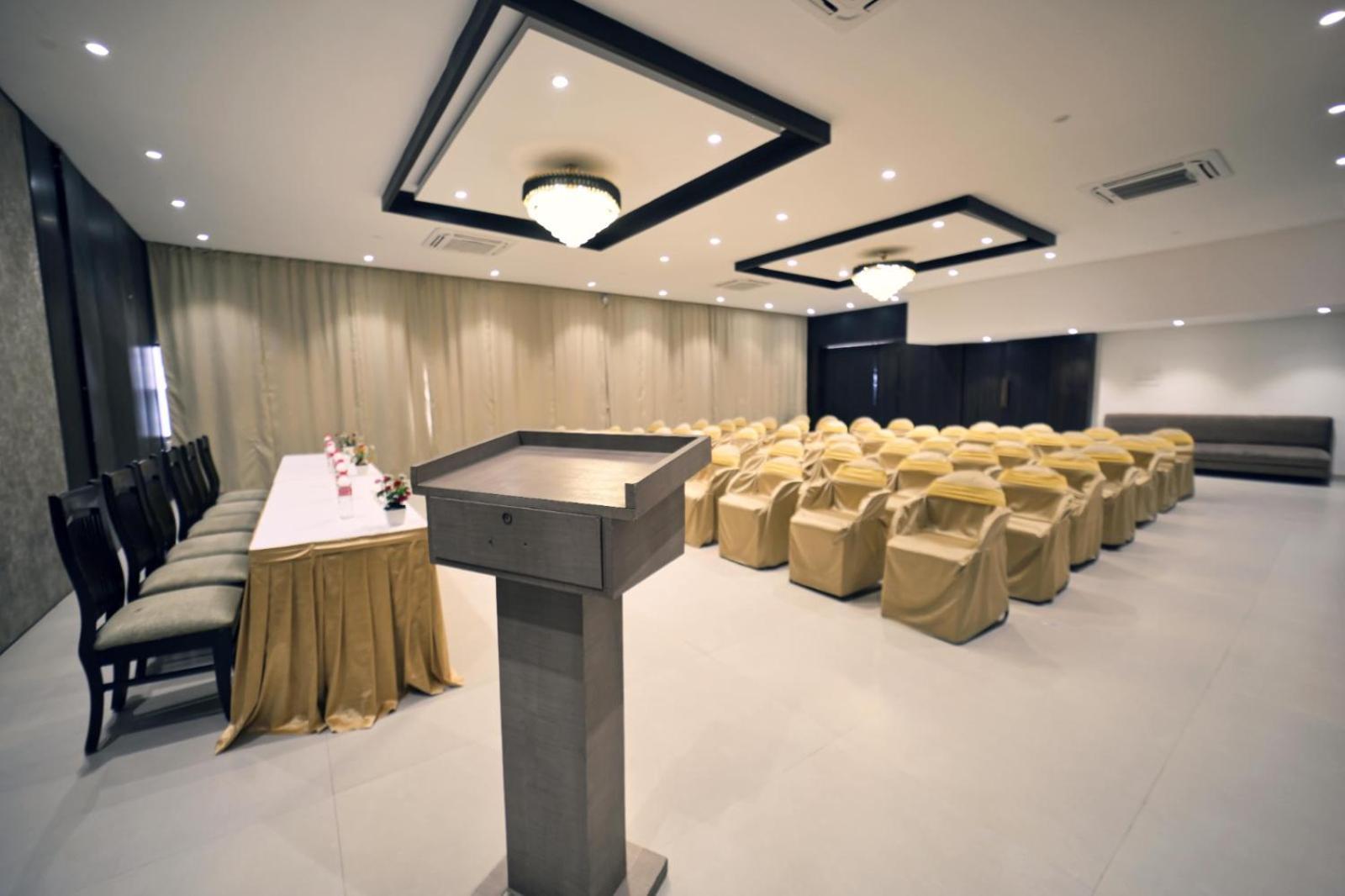Hotel Prag Continental Guwahati Exteriör bild