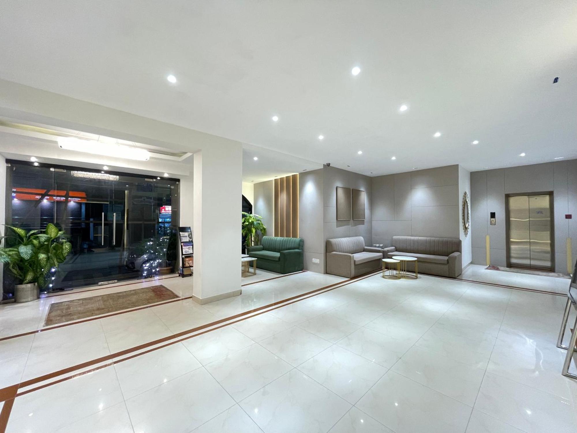 Hotel Prag Continental Guwahati Exteriör bild