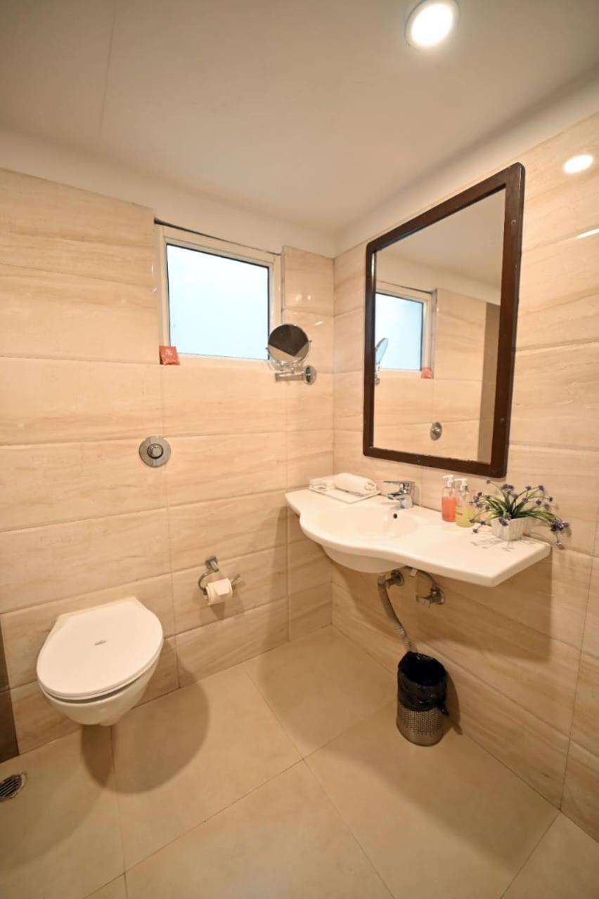Hotel Prag Continental Guwahati Exteriör bild