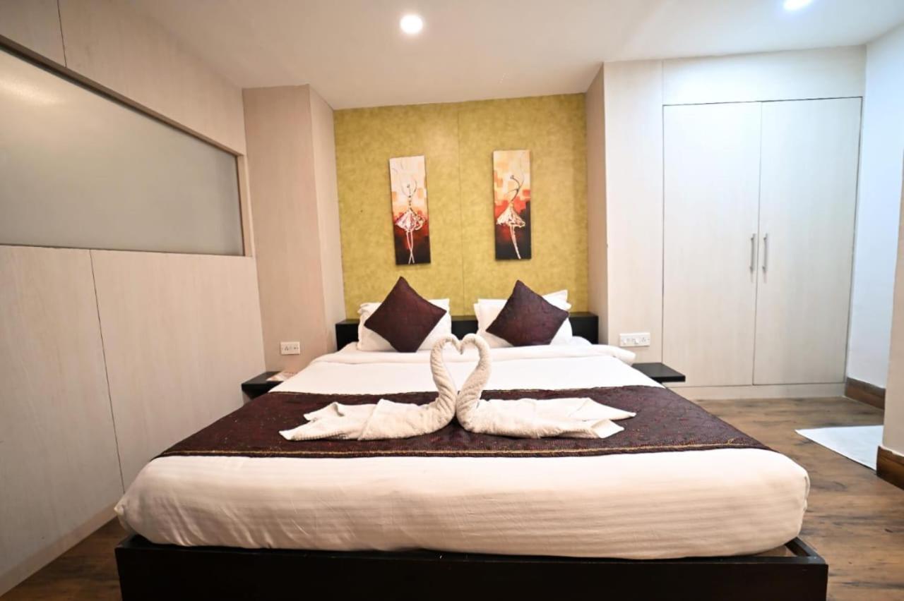 Hotel Prag Continental Guwahati Exteriör bild