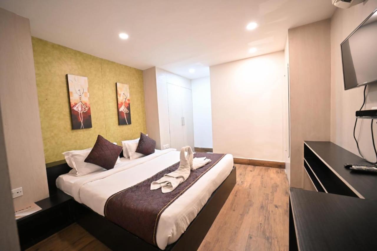 Hotel Prag Continental Guwahati Exteriör bild
