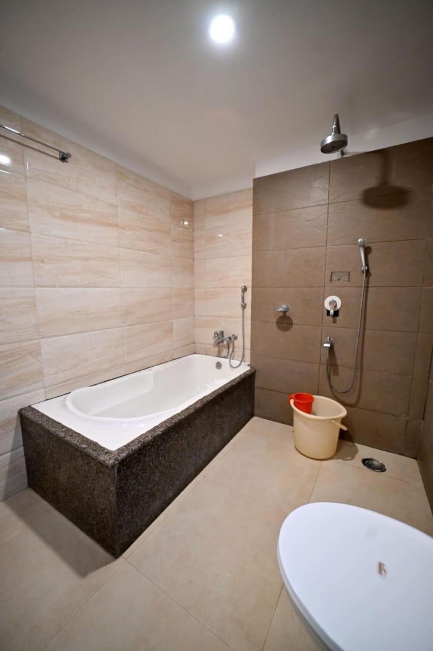 Hotel Prag Continental Guwahati Exteriör bild