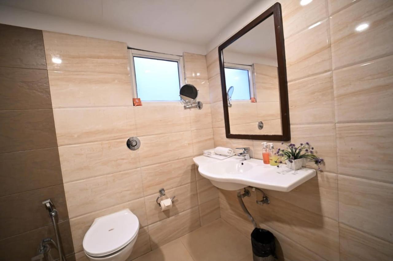Hotel Prag Continental Guwahati Exteriör bild