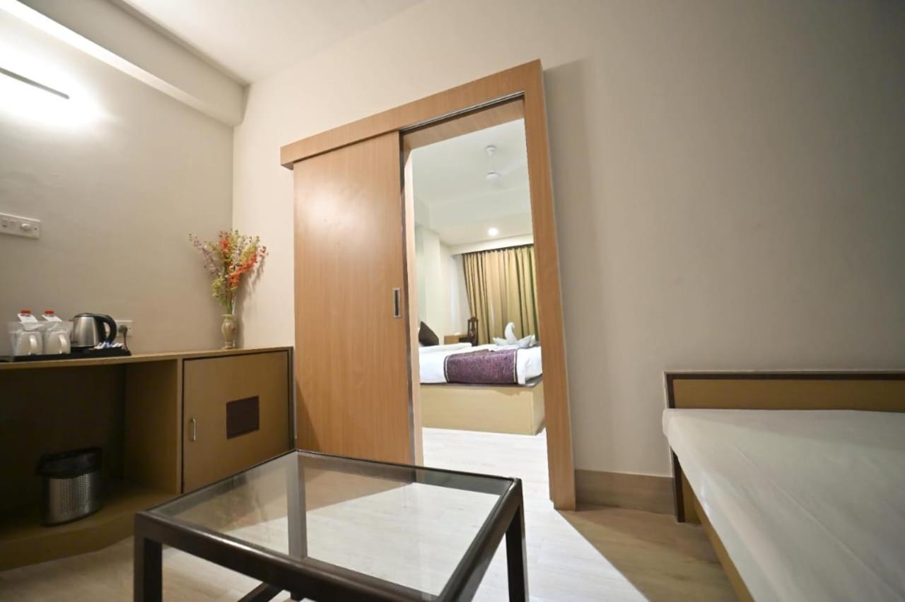 Hotel Prag Continental Guwahati Exteriör bild