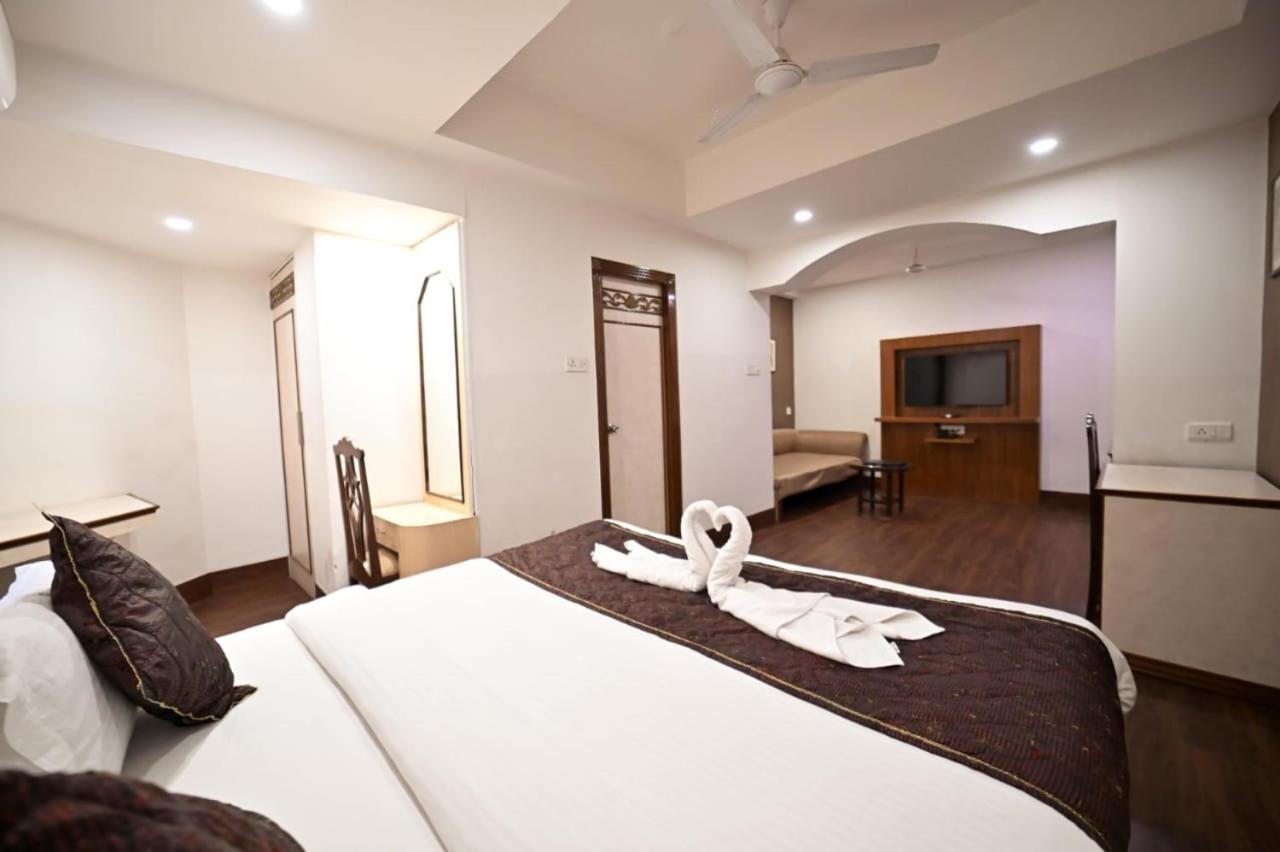 Hotel Prag Continental Guwahati Exteriör bild