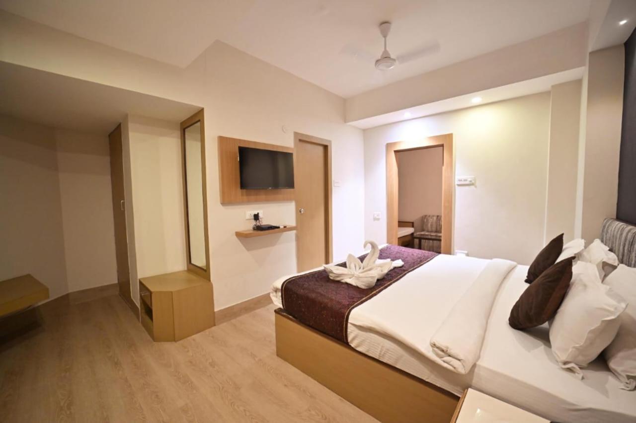 Hotel Prag Continental Guwahati Exteriör bild
