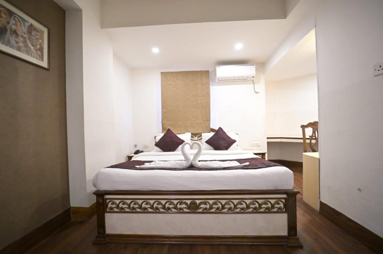 Hotel Prag Continental Guwahati Exteriör bild