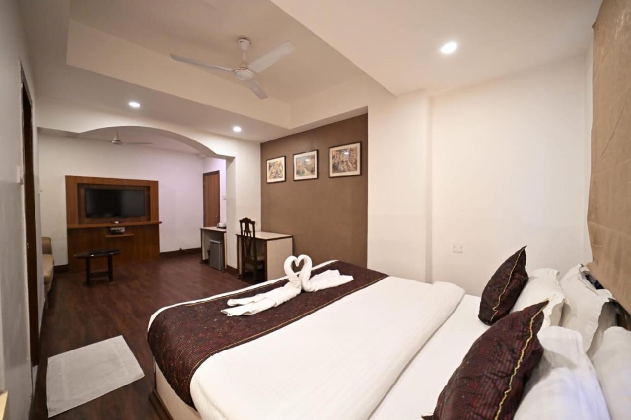Hotel Prag Continental Guwahati Exteriör bild