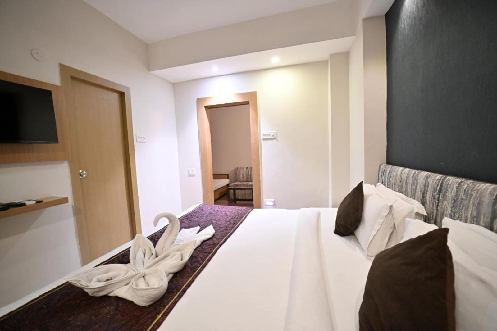 Hotel Prag Continental Guwahati Exteriör bild