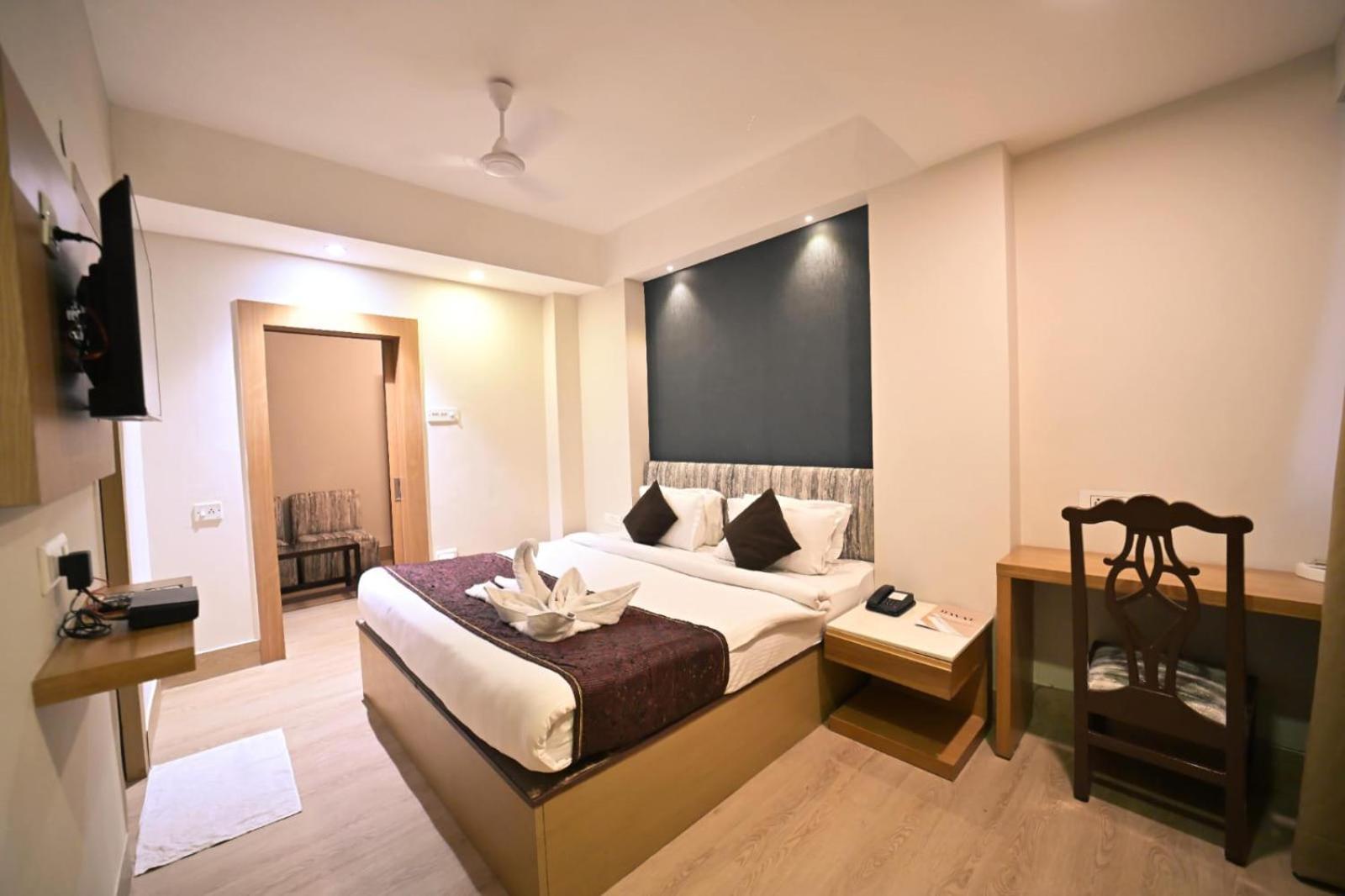 Hotel Prag Continental Guwahati Exteriör bild