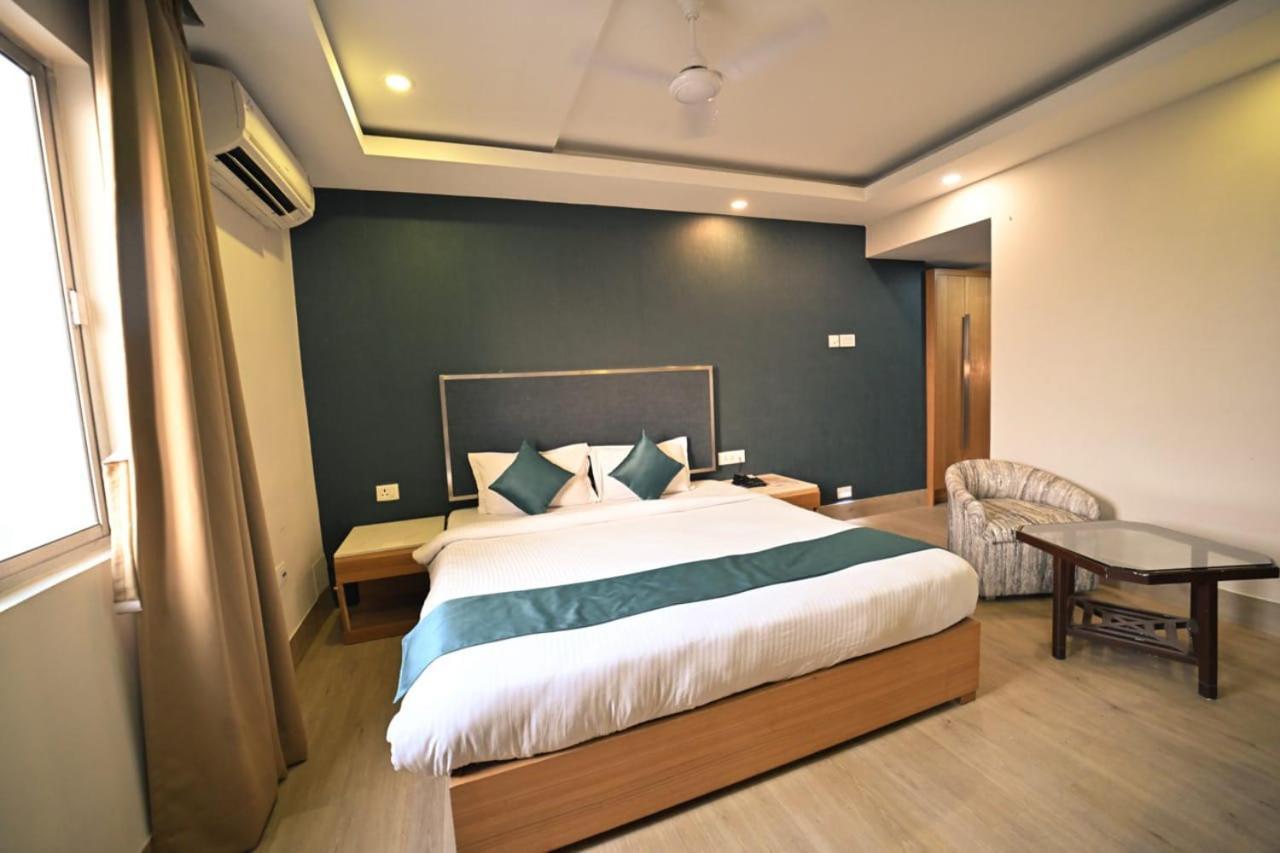 Hotel Prag Continental Guwahati Exteriör bild