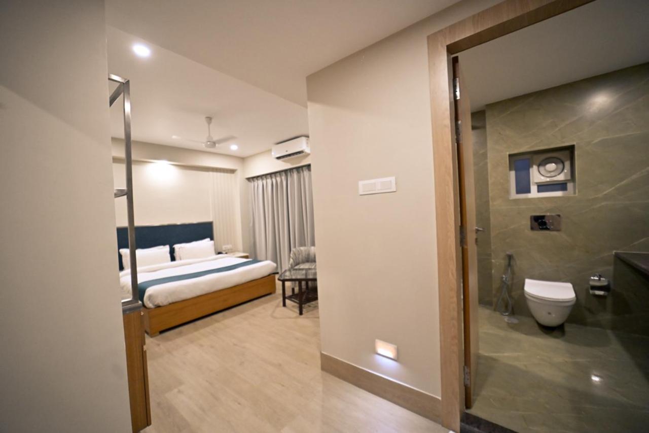 Hotel Prag Continental Guwahati Exteriör bild