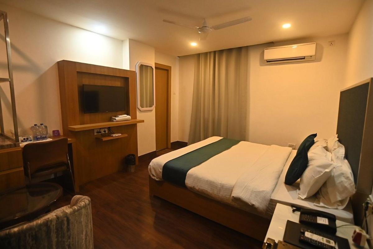 Hotel Prag Continental Guwahati Exteriör bild