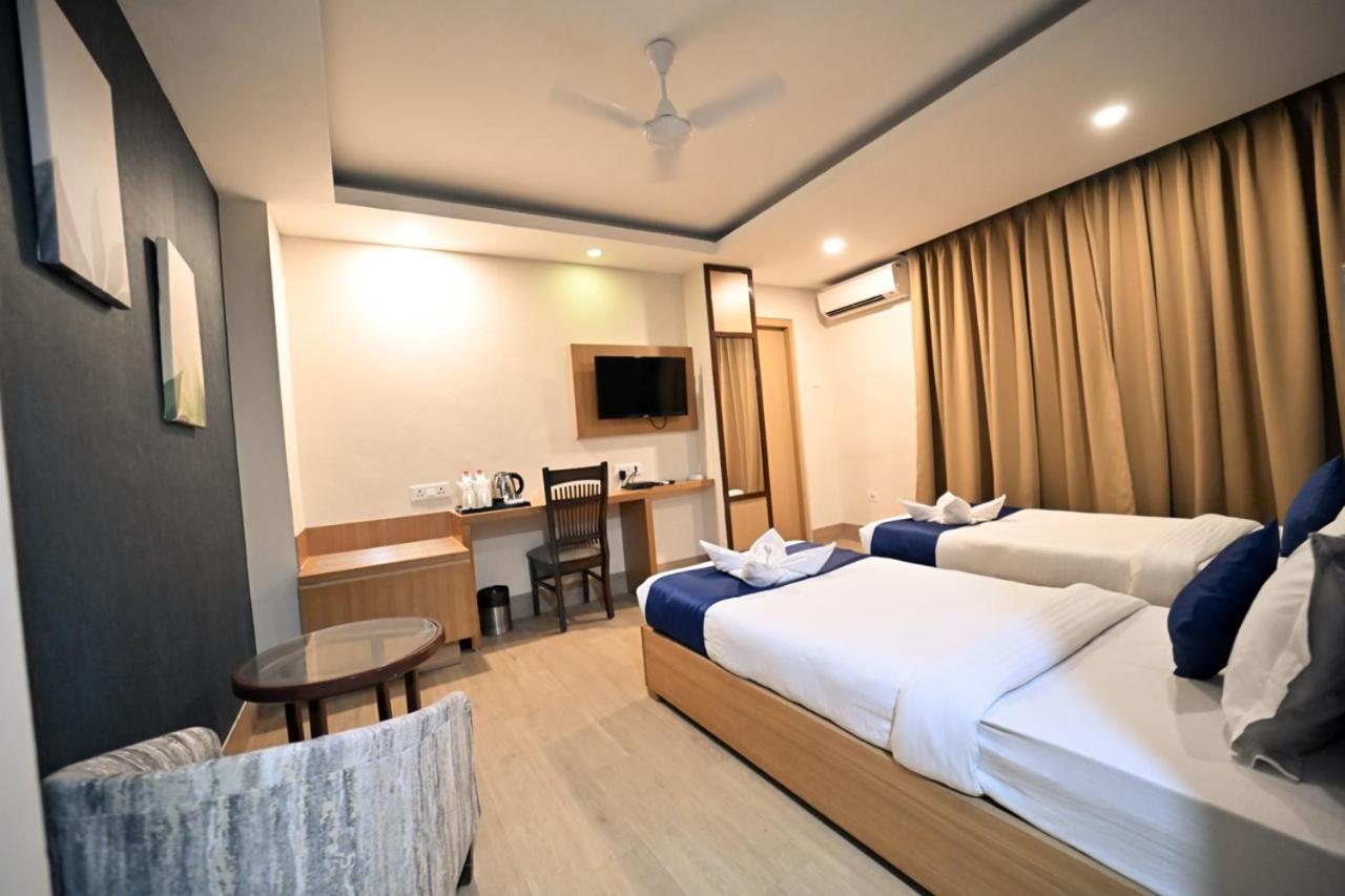 Hotel Prag Continental Guwahati Exteriör bild