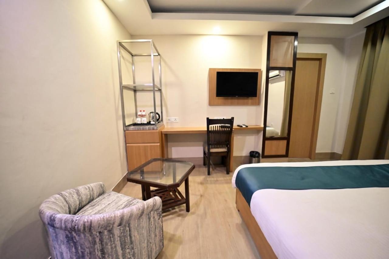 Hotel Prag Continental Guwahati Exteriör bild